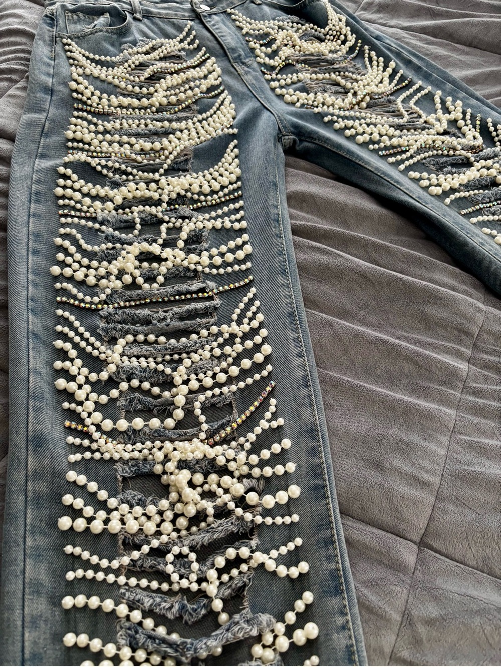 Customized Women's Pearl-Embellished Distressed Denim Jeans - Blue